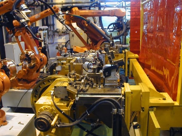 Robots trabajando en una línea de producción